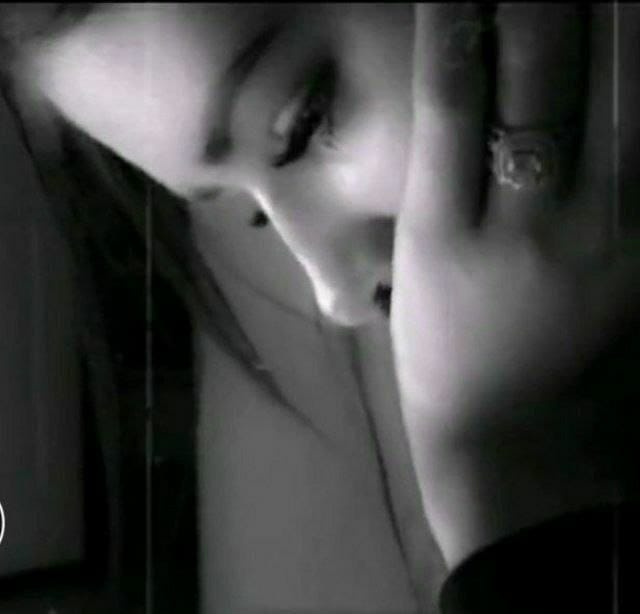 لربما تبكي ، لأنك عجزت عن التغلب على كل شيء ، و ربما تتوجع لأن كل شيء لن يتغير مهما فعلت ... ربما تصرخ لأن الألم يكبر و مساحة صدرك تضيق جدآ ... فاستعن بالله و توكل عليه و هو سيصلح بحكمته حياتك ... سيطفئ بلطفه قلقك و يجبر برحمته كسرك ، و يقوي بعزته ضعفك..🖤