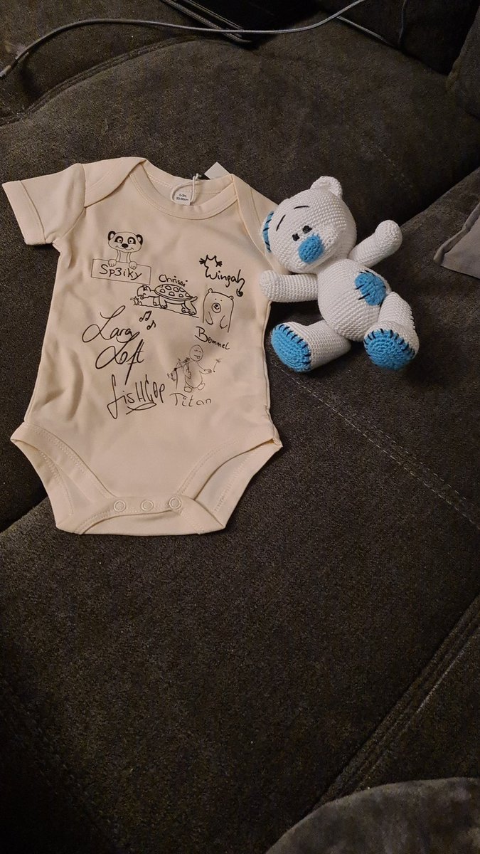 xyber_TV's tweet photo. Da wird man Papa, und kriegt von den liebsten Menschen im Internet eine super Überraschung 🥺  DANKE! @bommelben @Wingah_Dingah @TadaaaChrissiDa @Sp3iky_ @1st_Titan  ❤Und danke für eure Autogramme @fisHC0p &amp; @Lara_Loft  ❤ https://t.co/sT2Oy4pqUV