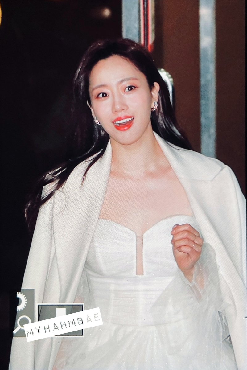 myhahmbae's tweet photo. 220101 퇴근 ❤
2022년에도 잘 부탁해요💕🏆
2021 KBS 연기대상 조연상 - 배우 함은정❤
#함은정 #은정 #Eunjung https://t.co/Uy2ggznQnq