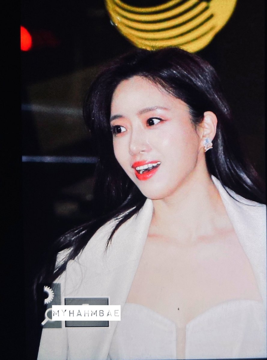 myhahmbae's tweet photo. 220101 퇴근 ❤
2022년에도 잘 부탁해요💕🏆
2021 KBS 연기대상 조연상 - 배우 함은정❤
#함은정 #은정 #Eunjung https://t.co/Uy2ggznQnq
