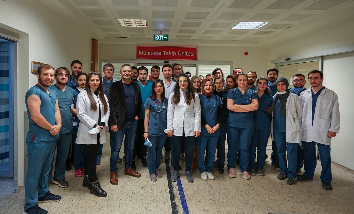 ktuacil's tweet photo. Pandemiyle mücadele ile geçen, bazen yorulduğumuz bazen üzüldüğümüz bazen sevindiğimiz bir yılı geride bırakarak yeni yıla giriyoruz. KTÜ Acil Tıp Ailesi olarak Mutlu Yıllar Diliyoruz. Yeni yılın ülkemize ve sağlık camiasına mutluluk ve huzur getirmesini diliyoruz 💯 #AcilCandır https://t.co/TK5syRIllU