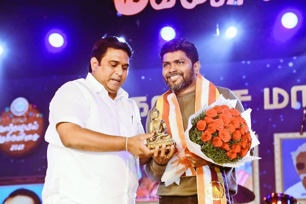 BspArmstrong's tweet photo. இயக்குனர் பா.இரஞ்சித் அவர்கள் தலைமையில் தமிழகத்தில் நடைபெற்ற மார்கழியில் மக்களிசை நிகழ்ச்சியில் இன்று 31-12-2021 சென்னை மியூசிக் அகாடமியில் பகுஜன் சமாஜ் கட்சி மாநில தலைவர் திரு K.ஆம்ஸ்ட்ராங் அவர்கள் சிறப்பு விருந்தினராக கலந்து கொண்டு விருது வழங்கி சிறப்பித்தார். @BSPTamilnadu https://t.co/jNpvpM0WDA