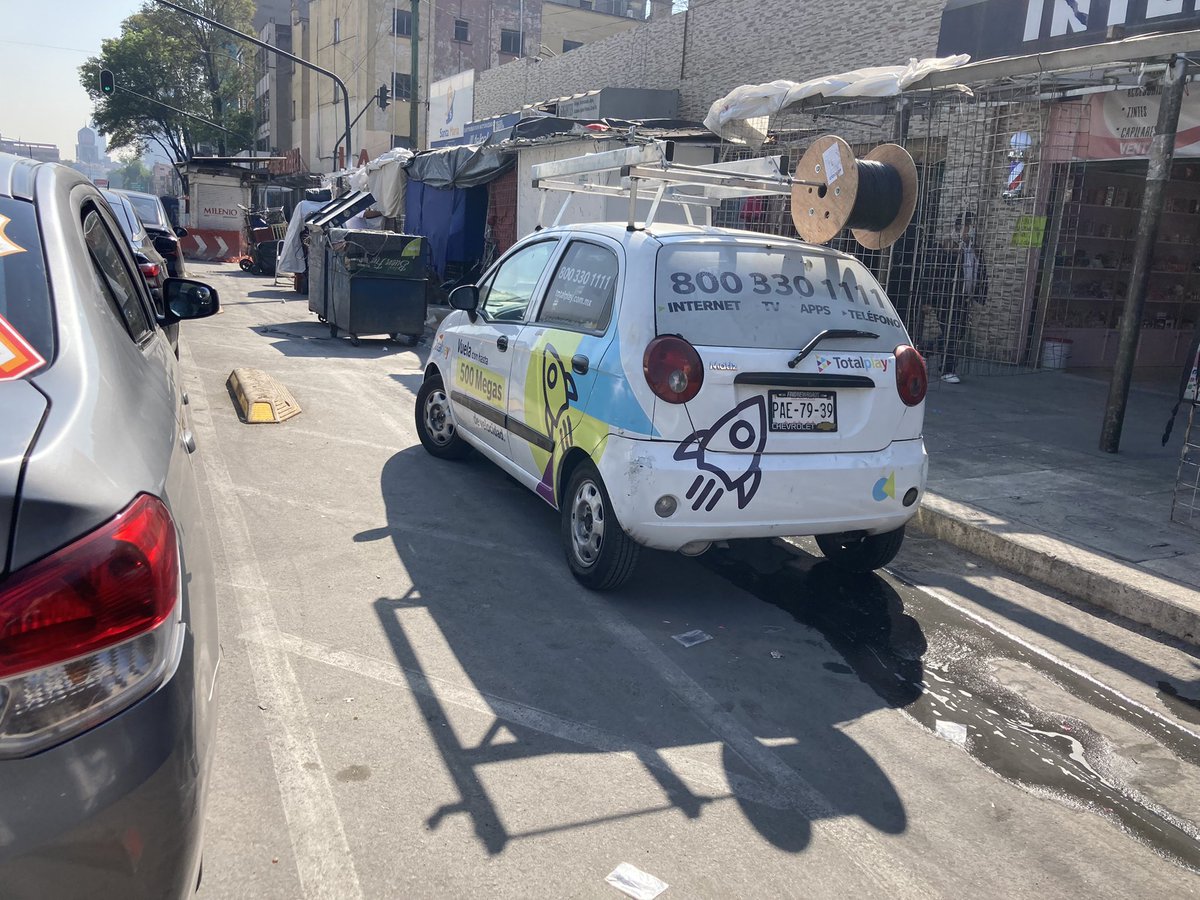 hola, <a href="/LaSEMOVI/">Secretaría de Movilidad CDMX</a> <a href="/AlcCuauhtemocMx/">Alcaldía Cuauhtémoc</a> <a href="/SanRafaCDMX/">San Rafael CDMX</a> 

Este auto de <a href="/totalplaymx/">Totalplay</a> lleva estacionado buen rato en la ciclovía de Ribera de San Cosme, a ver si hay chance de retirarlo y darle un cursito de civismo al técnico, gracias!