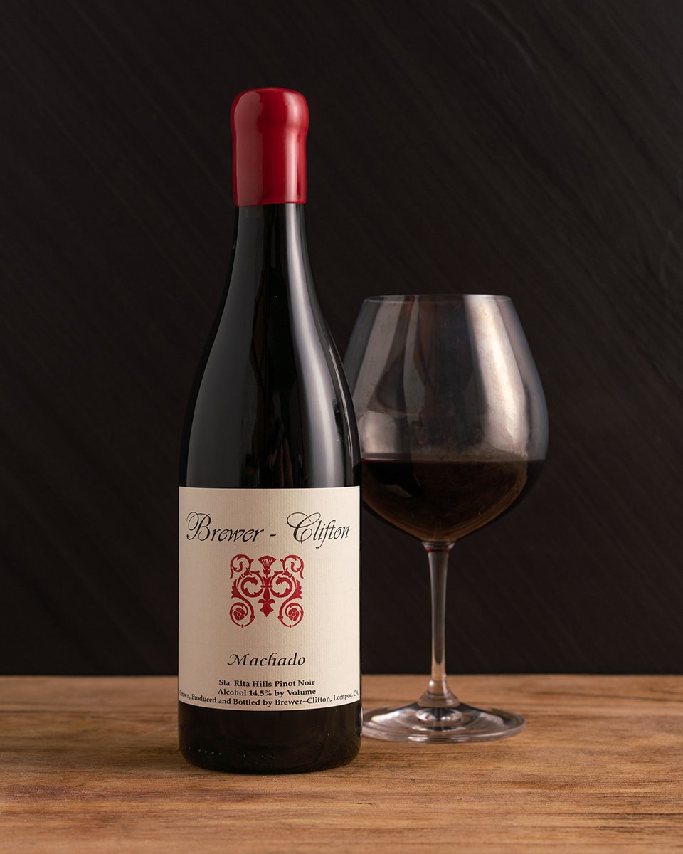 We raise our glass to toast to a happy new year. 🥂