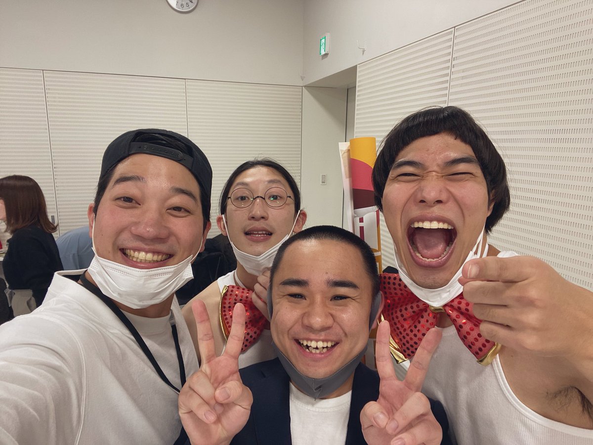 newtonsfujimoto's tweet photo. あけましておめでとうございます！
顔面シワだらけ男藤本秀星です！
おもしろ荘2位ありがとうございました！
ゆめちゃんさん優勝おめでとうございます！
楽屋では優しい先輩方のお陰で楽しく最高の時を過ごせました！
実家で見てましたが、60こえてるオトンとオカンはJO1て何？て言ってました！💦 https://t.co/LrYHxjhjAN