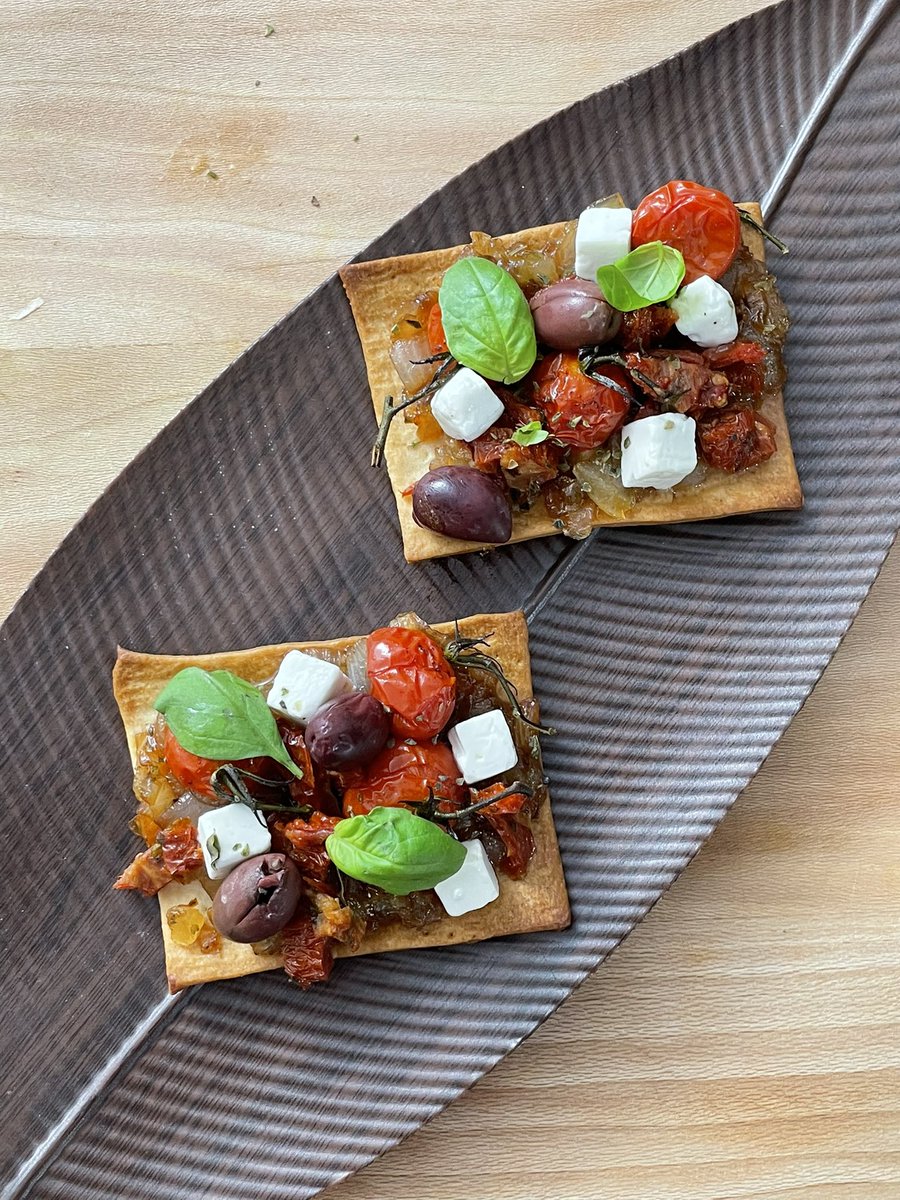 ¿Quieres aprender a hacer esta deliciosa y fácil coca de cebolla caramelizada, tomate seco y queso feta de <a href="/AmeliaMChef9/">Amelicious Delicious MasterChef 9</a>? Búscanos en @pinterest y descubre las nuevas #recetas de MasterChef en nuestra cuenta oficial ❤️ pinterest.es/masterchef_es/