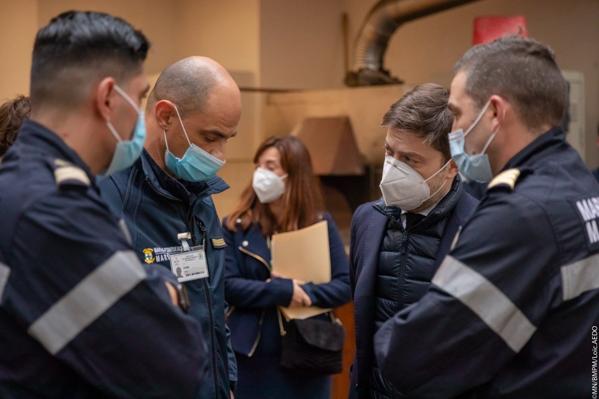 MarinsPompiers's tweet photo. [#VisiteOfficielle 🚒]

En ce dernier jour de 2021, les #marinspompiers de #Marseille ont eu l’honneur de recevoir le @Prefet13 et Mr le Maire @BenoitPayan en visite à la caserne de St Lazare et au #COSSIM pour saluer les #marinspompiers mobilisés pour cette nuit du 31 💪🏻 https://t.co/AmE2URZIpT