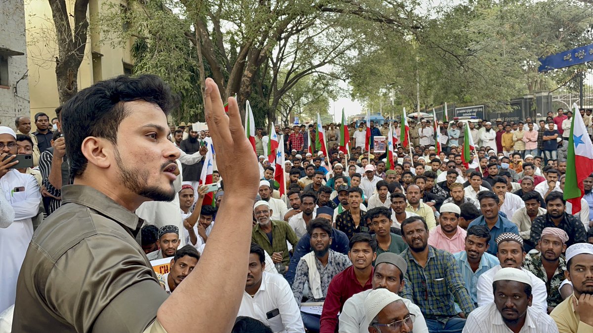 AleemIlahi's tweet photo. “Gulbarga Police betrayed its duty & the Muslims", as Quran Burning accused get Bail, @pfiofficial takes Out Massive Commisionerate March condemning Police Inaction in Gulbarga. #StopAttackOnMuslims https://t.co/3W6Wg3dhxN