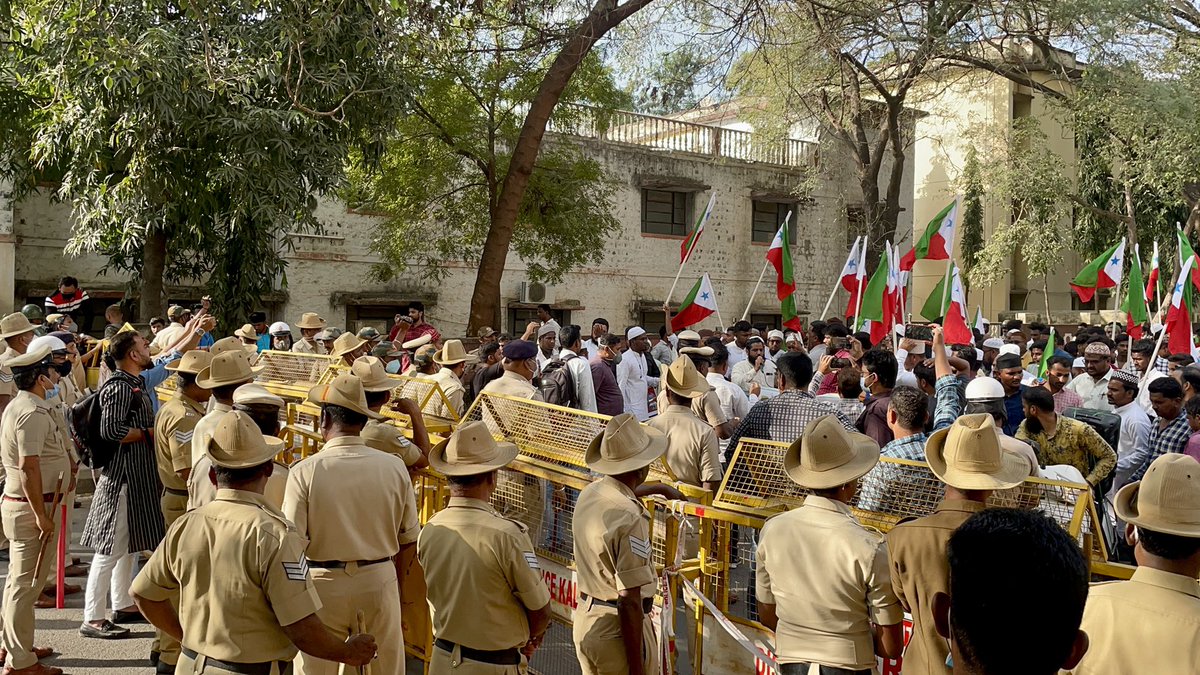 AleemIlahi's tweet photo. “Gulbarga Police betrayed its duty & the Muslims", as Quran Burning accused get Bail, @pfiofficial takes Out Massive Commisionerate March condemning Police Inaction in Gulbarga. #StopAttackOnMuslims https://t.co/3W6Wg3dhxN