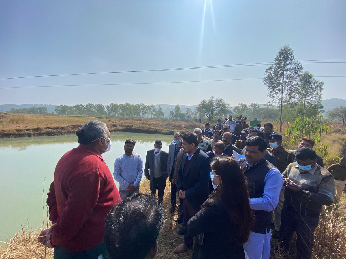 girirajsinghbjp's tweet photo. मध्य प्रदेश के ज़िला अनूपपुर में आज पड़रीखार ग्राम पंचायत में चल रहे भूमि संसाधन विभाग के कार्यों की समीक्षा की और वॉटर शेड डेवलप्मेंट के परियोजनाओं से ग्रामीणों को हो रहे फ़ायदों पर स्थानीय लोगों के साथ चर्चा की। https://t.co/bocvsHVKEe