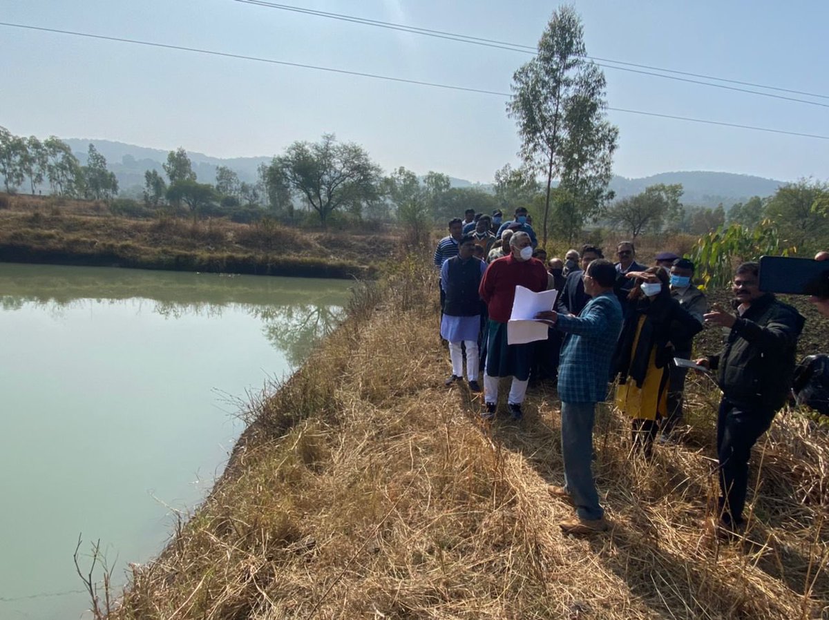 girirajsinghbjp's tweet photo. मध्य प्रदेश के ज़िला अनूपपुर में आज पड़रीखार ग्राम पंचायत में चल रहे भूमि संसाधन विभाग के कार्यों की समीक्षा की और वॉटर शेड डेवलप्मेंट के परियोजनाओं से ग्रामीणों को हो रहे फ़ायदों पर स्थानीय लोगों के साथ चर्चा की। https://t.co/bocvsHVKEe