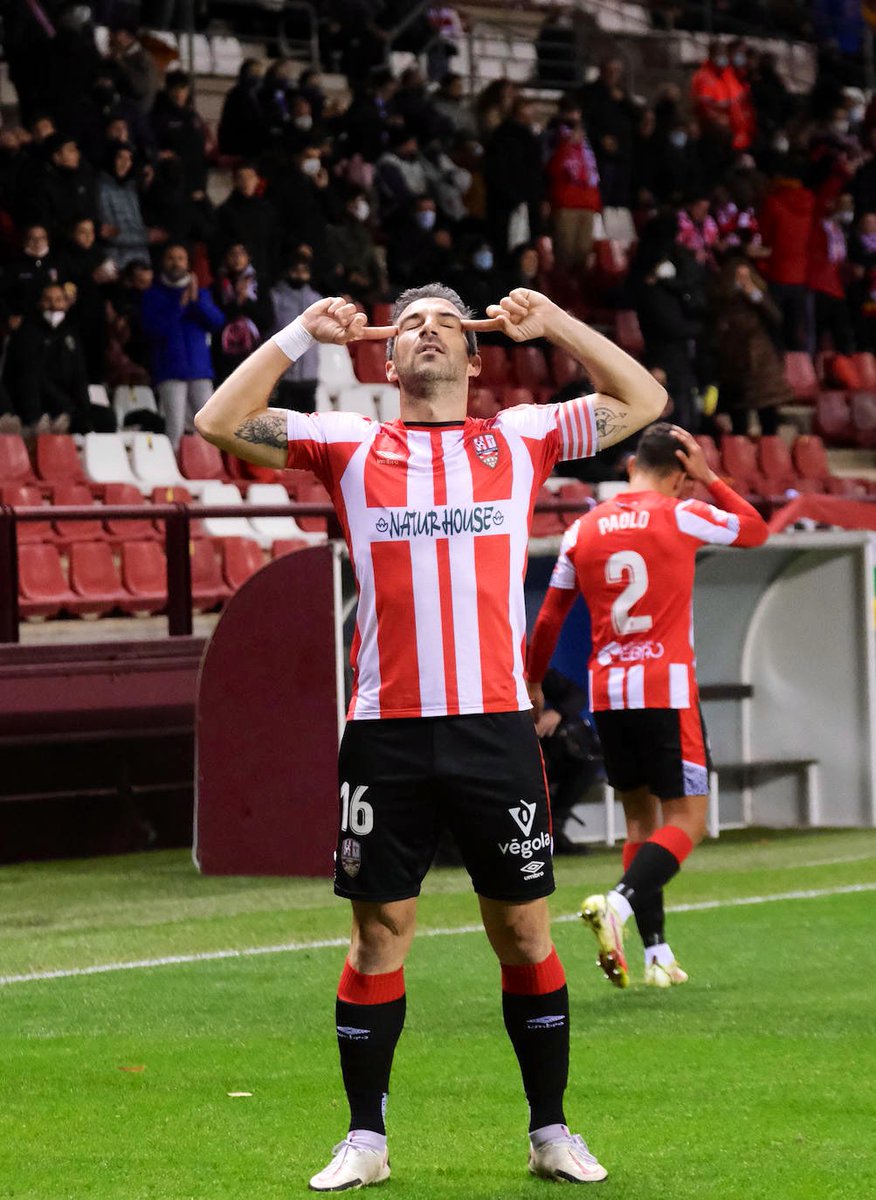 ⚪️⚪️🔴🔴Feliz año a tod@s!
Se acabó un año en el que no conseguimos el objetivo, pero convencidos de que entre todos, este año lo volveremos a hacer. <a href="/UDLogrones/">UD Logroñés</a> 
Vamos a por el 2022! ✌🏼 
#Somosdepares #Udlog