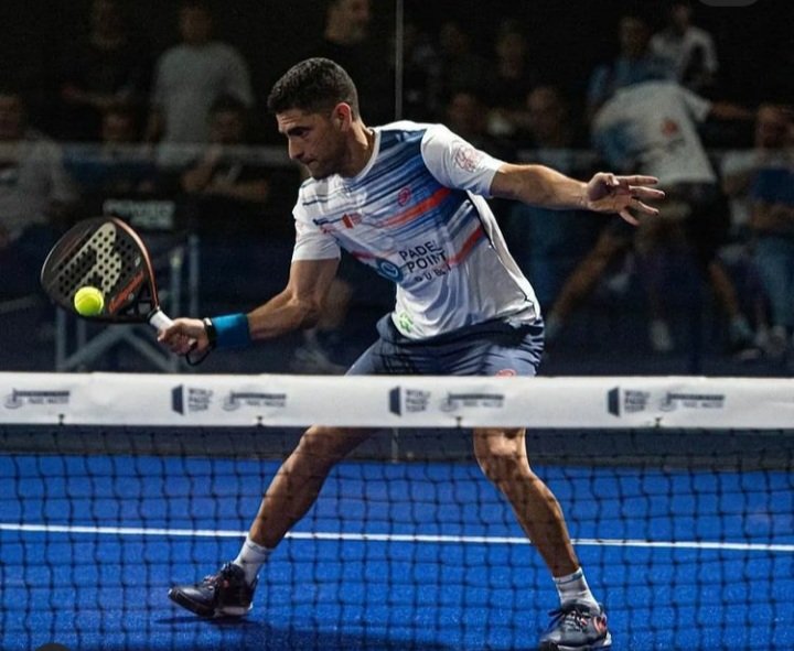 PadelPost's tweet image. Que marca patrocinará a Maxi Sánchez? 
Ya es casi un hecho que Maxi Sánchez no continuará con Bullpadel, después de que misteriosamente la Vertex 2022 no este firmada por Maxi sino por Tello y Chingotto. Se rumorea que su nueva marca podría ser Kuikma. 

Que opinais? 💬👇👇