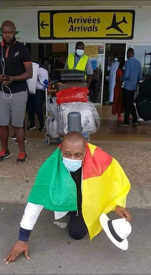 L'image d'un Camerounais baisant le sol de son pays fait le tour des réseaux sociaux. Il y en a encore qui aiment notre pays. Le Cameroun vilipendé par les oiseaux de mauvaise augure, est irremplaçable dans nos cœurs. 
#Cameroun