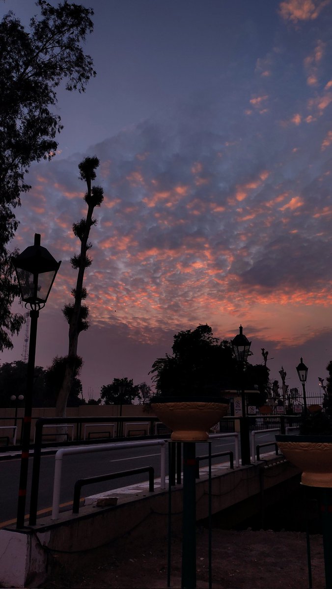 photugrapher's tweet photo. 2021's last sunset
#ByeBye2021 #NewYear2022 https://t.co/XVxm9psas7
