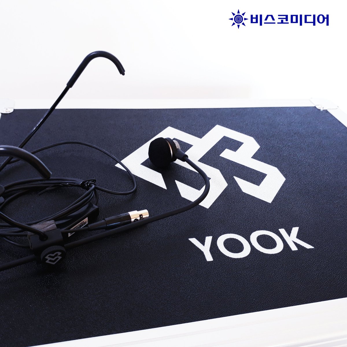 yookgall's tweet photo. 성재의 전역을 기념하여 DC육성재갤러리에서 성재가 직접 디자인한 마이크와 케이스로,
커스텀 헤드마이크를 서포트 했습니다.
우리의 자부심인 성재야 하고싶은거 다해💙 @BTOB_6SJ
#육성재 #YOOKSUNGJAE https://t.co/EouCq7QY3m
