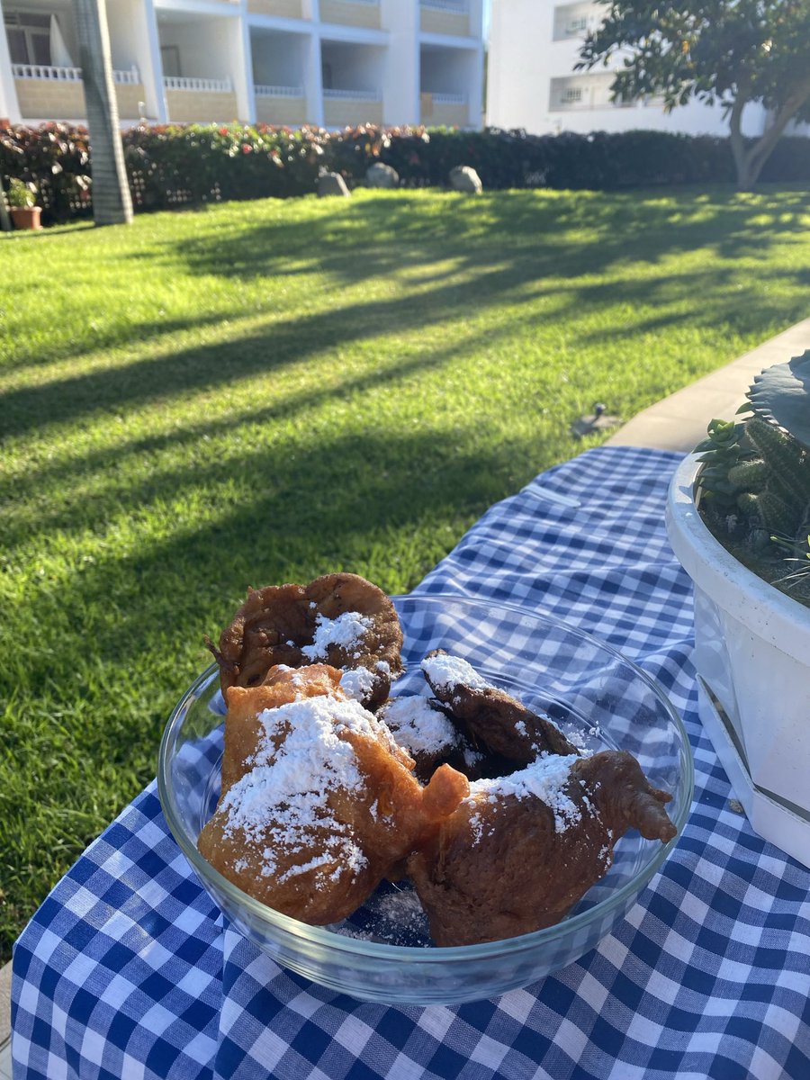 vozkb's tweet photo. De oliebollen zijn binnen, het feest kan beginnen https://t.co/w7Kkp6rUXj