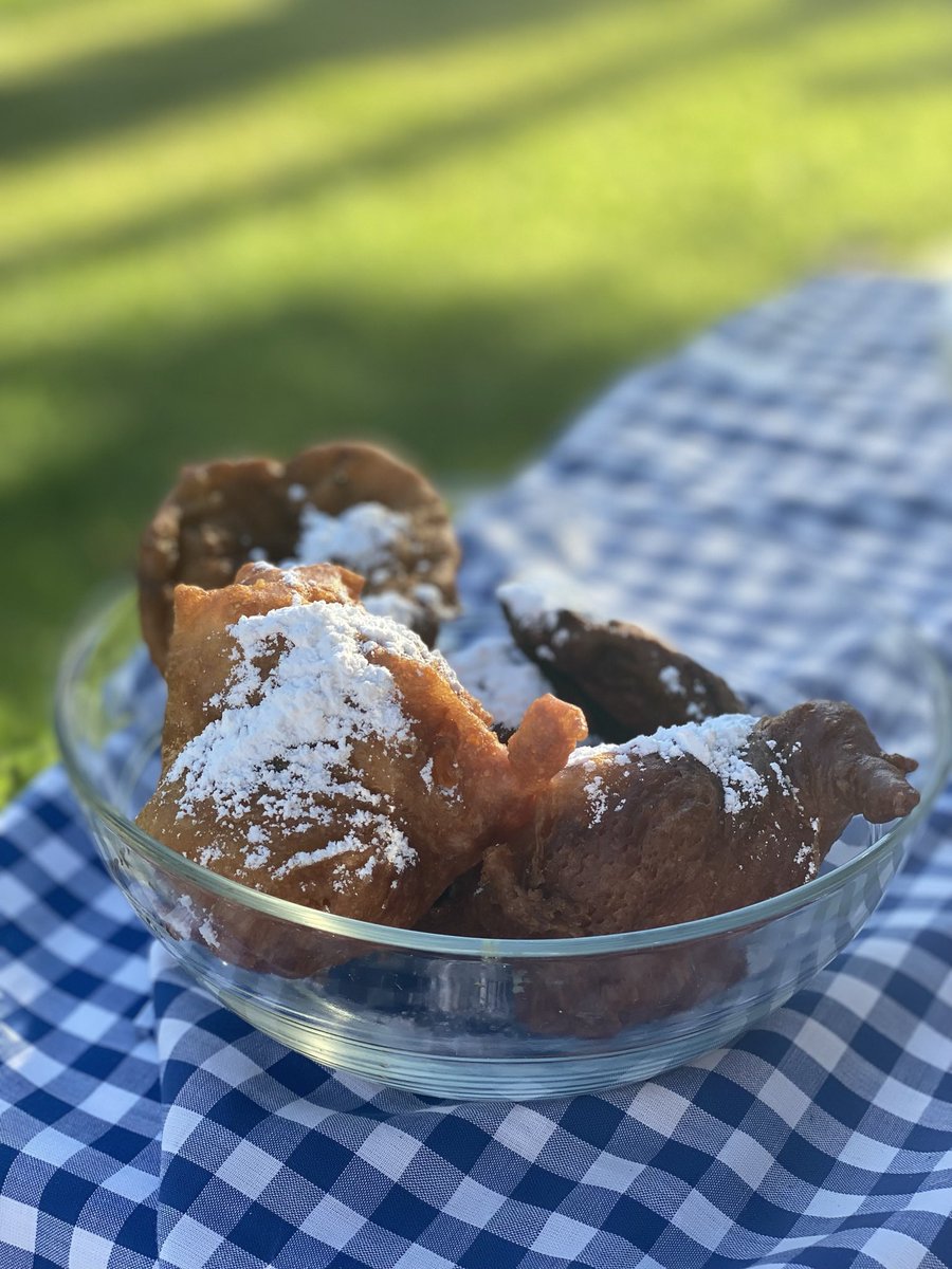 vozkb's tweet photo. De oliebollen zijn binnen, het feest kan beginnen https://t.co/w7Kkp6rUXj