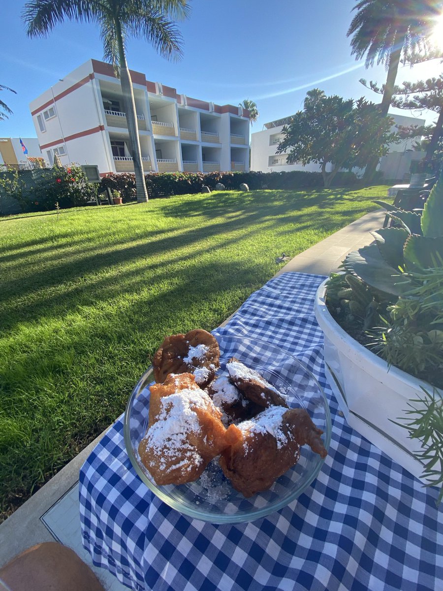vozkb's tweet photo. De oliebollen zijn binnen, het feest kan beginnen https://t.co/w7Kkp6rUXj