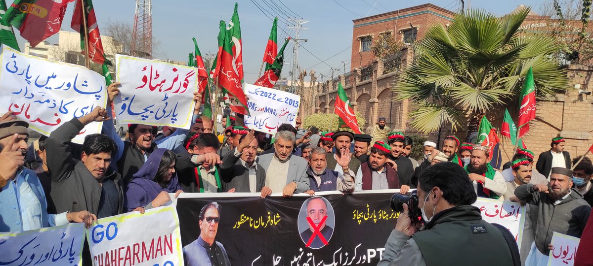 InamJamalDawar's tweet photo. گورنر پختونخوا شاہ فرمان کے خلاف پی ٹی آئی نظریاتی ورکرز کا پریس کلب  کے سامنے احتجاج
#GO_GOVERNOR_GO 
@ImranKhanPTI https://t.co/MRkIB81Y5B