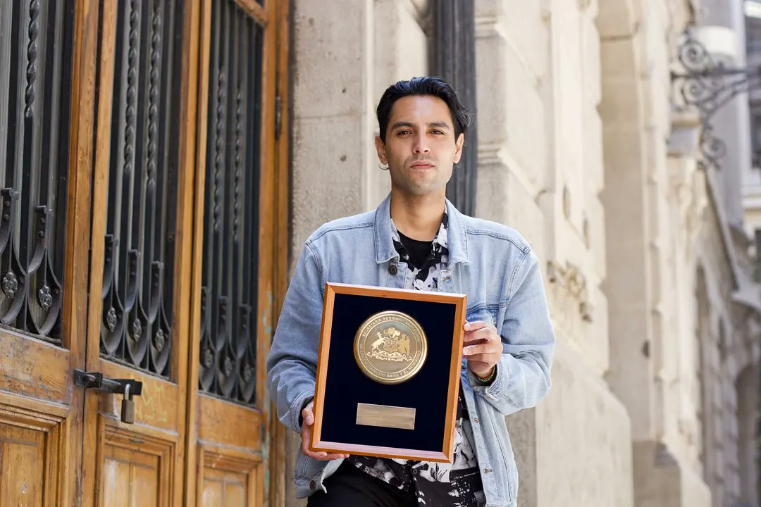 camiloantileocl's tweet image. Me siento súper honrado y agradecido por recibir uno de los Premios Regionales de Culturas, Artes y Patrimonio en la categoría Artista Emergente @culturas_cl

Ha Sido un gran año! Vamos adelante con todo el newen 🌻
@SelloCasaRobot