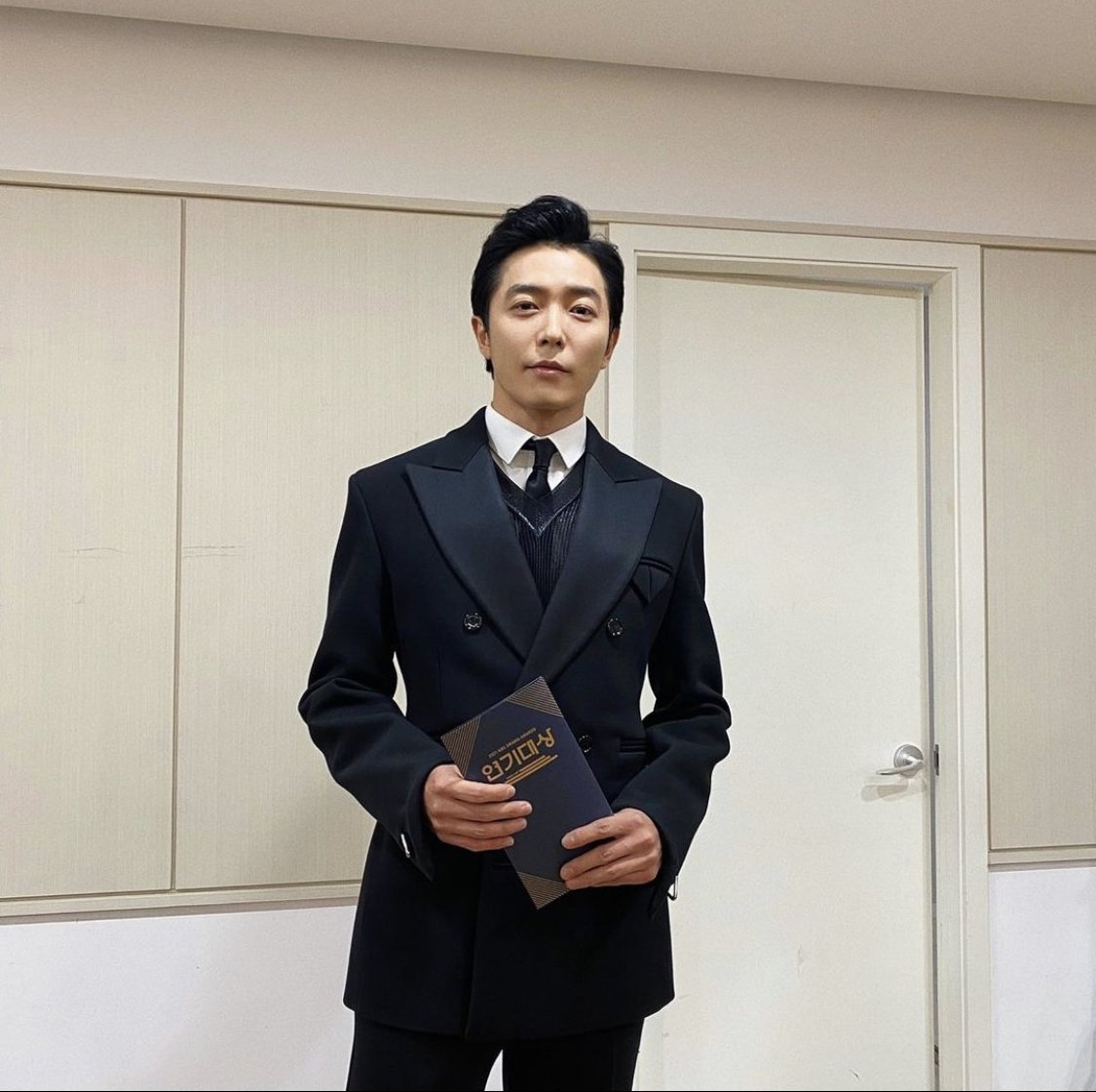 오빠 케백수 연기대상에 시상하러 옴 와낰ㅋㅋㅋㅋㅋㅋ 재욱킴 진짜 와!
instagram.com/p/CYJezoLFgnz/…
