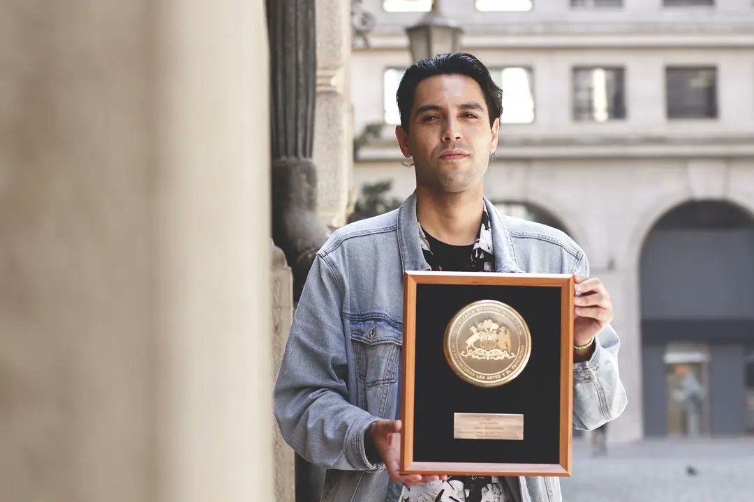 camiloantileocl's tweet image. Me siento súper honrado y agradecido por recibir uno de los Premios Regionales de Culturas, Artes y Patrimonio en la categoría Artista Emergente @culturas_cl

Ha Sido un gran año! Vamos adelante con todo el newen 🌻
@SelloCasaRobot