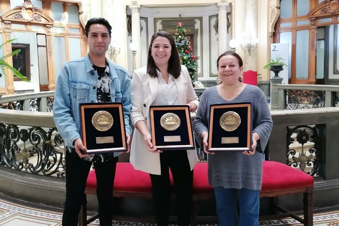 camiloantileocl's tweet image. Me siento súper honrado y agradecido por recibir uno de los Premios Regionales de Culturas, Artes y Patrimonio en la categoría Artista Emergente @culturas_cl

Ha Sido un gran año! Vamos adelante con todo el newen 🌻
@SelloCasaRobot