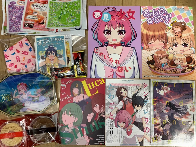頂いた差し入れと戦利品等です‼️‼️ハチャメチャに嬉しい〜〜〜!!!!本全部読ませていただいたので後で感想投稿しようと思います! 