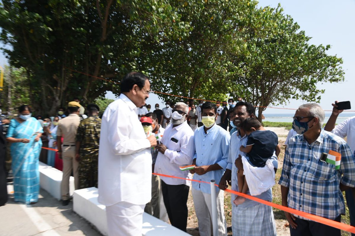 VPIndia's tweet photo. The Vice President, Shri M. Venkaiah Naidu and his wife, Smt. Usha Naidu being greeted by the people of Lakshadweep. https://t.co/QGGOSr1gdg