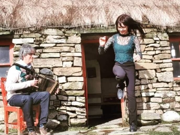 yourconnemara's tweet photo. What's your #NewYearsResolution?!! Get fit and learn a new skill with our global #irishdance community 
Spring intake open for complete beginners to advanced.

https://t.co/YdKOvy5HWq

 #Onlineclass #NewYear2022 #Ireland #galway #connemara https://t.co/VjwvymMQJ3