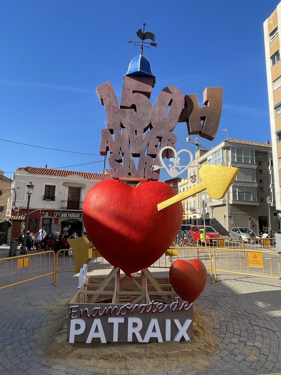 Había que terminar el año viendo una falla o una hoguera.

En este caso, es la hoguera plantada para celebrar el 150 aniversario de la unión de Patraix a València (artista: Jordi Palanca).