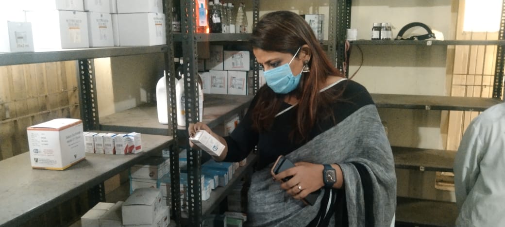 સીએચસી અંબાડા તા.નવસારી ખાતે કોવિડ-૧૯ ત્રીજી લહેરની પૂૂર્વતૈયારીના ભાગરૂપેે મુલાકાત લઇ કોવિડ-૧૯ લગત તમામ બાબતોની સમીક્ષા કરી. <a href="/pkumarias/">Pankaj Kumar</a> <a href="/nirala_kk/">KKNirala</a> @GujHFWDept <a href="/CollectorNav/">Collector & DM Navsari</a>