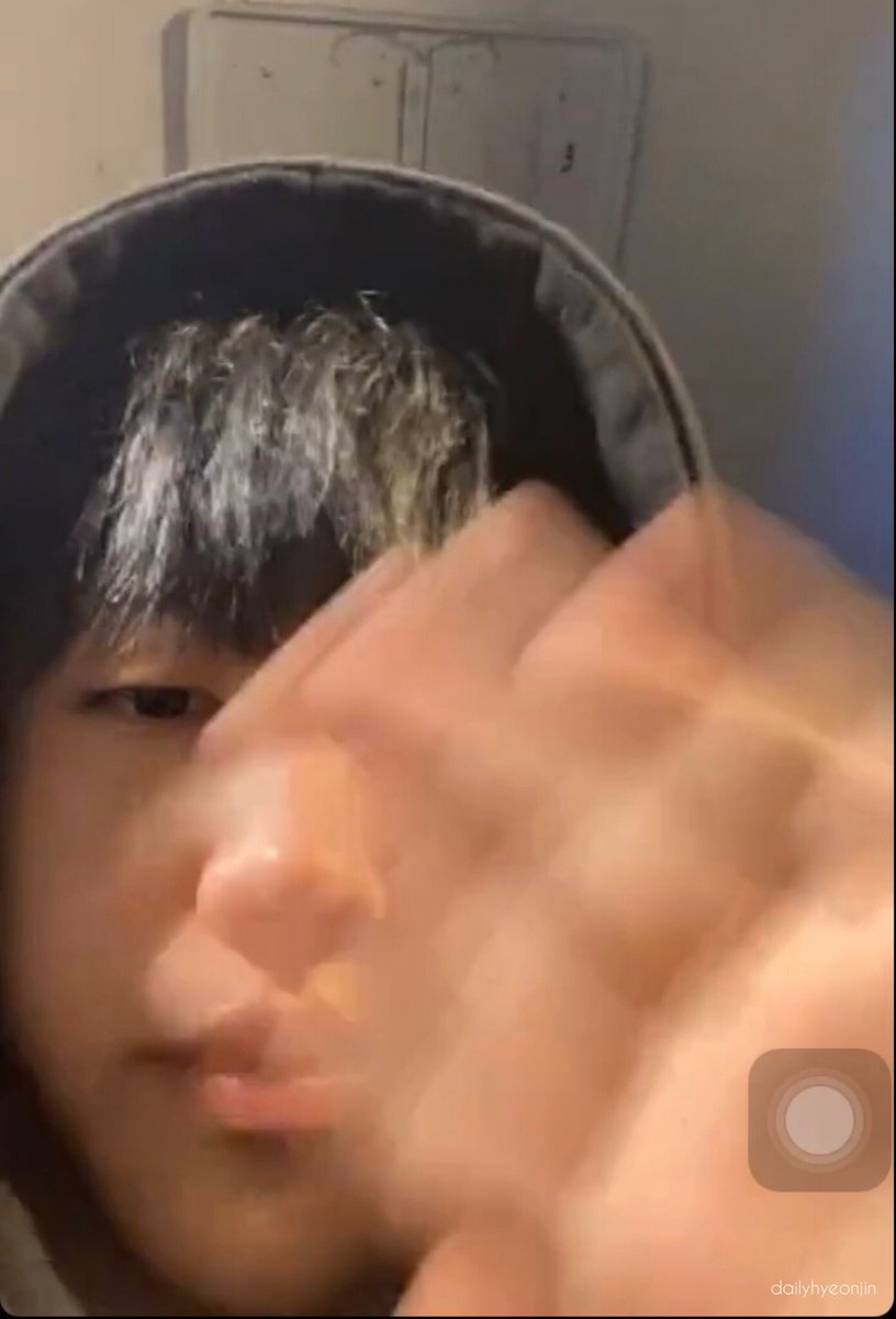Happy New Year Everyone!!! Hyeonjin’s wish is for you to have a great year in 2022! ❤️✨🎊🎉