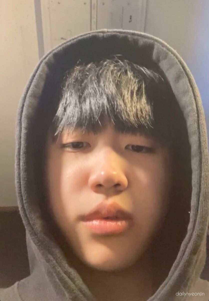 dailyhyeonjin's tweet photo. Happy New Year Everyone!!! Hyeonjin’s wish is for you to have a great year in 2022! ❤️✨🎊🎉 https://t.co/7SZc2ri8iE