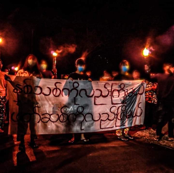 'နှစ်သစ်ကိုလည်းကြိုမယ်၊ ဖက်ဆစ်ကိုလည်းဖြိုမယ်'

On December 31, Basic education students and youth in #LaungLone Township staged a night protest against the military dictatorship.
#Dec31Coup   
#FederalDemocracyNewYear2022
#WhatsHappeningInMyanmar