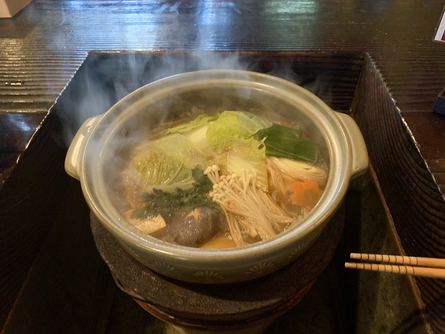 孤独のグルメ情報 非公式アカウント ぼたん鍋 5 500円 は 炭火をセットするためのテーブルの穴にまずひと驚き が沸騰するまで少しかかりますが その間に店員さんが丁寧に説明してくれます イノシシ肉は煮れば煮るほどやわらかくなるそうで 孤独のグルメ情報 非公式アカウント ぼたん鍋 5 500円 は 炭火をセットするためのテーブルの穴にまずひと驚き が沸騰するまで少しかかりますが その間に店員さんが丁寧に説明してくれます イノシシ肉は煮れば煮るほどやわらかくなるそうで