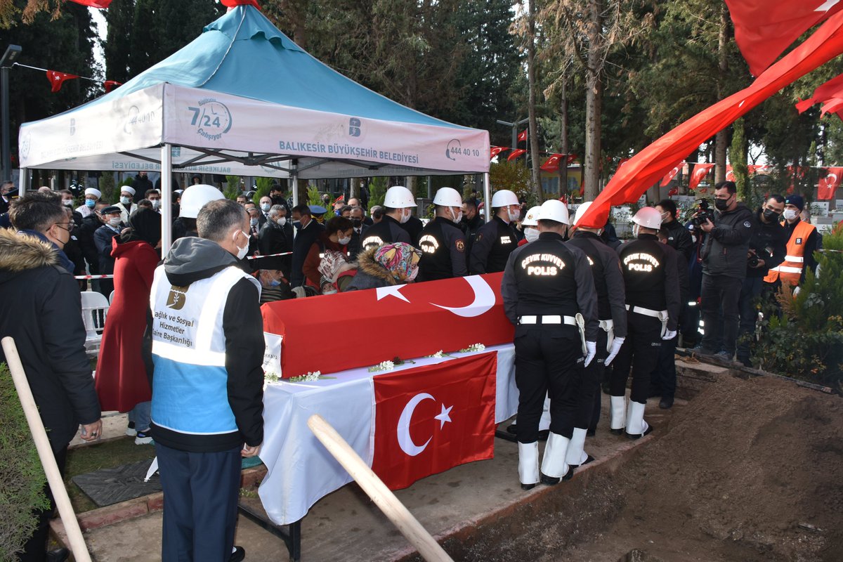dsi_25_blgmd's tweet photo. Aziz Şehidimiz Cihan Gökkaya’yı 
Bölge Müdürlüğümüzde düzenlenen tören ve Zağnospaşa Caminde kılınan cenaze namazının ardından Balıkesir Şehitliğinde ebedi aleme uğurladık. 
Cennet mekanı olsun. https://t.co/iU7jNMolpP