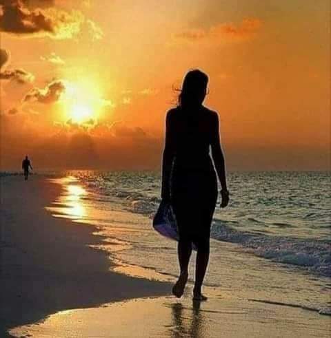 هي كالقمر بين النجوم.