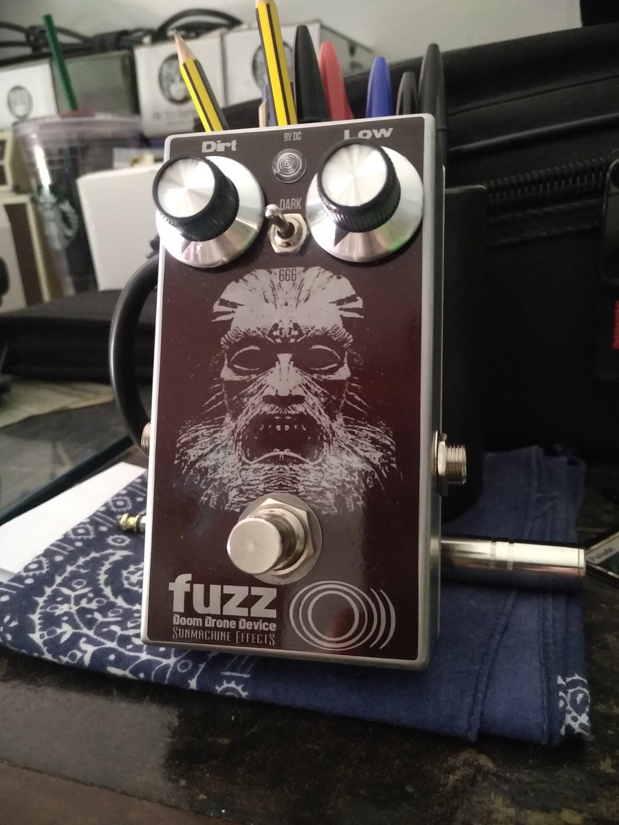 drum_willy's tweet photo. Last Christmas present came late...but it's DOOM AF!!!💚
#christmaspresent #newpedal #newpedalday #fuzz #fuzzpedal #fuzzo #sunmachine #sunmachineeffects #doom #drone https://t.co/OxmcxJmGYE
