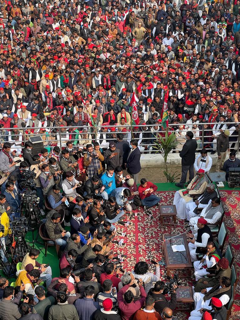 yadavakhilesh's tweet photo. जनता द्वारा फ़ेल घोषित कर दिये गये अनुपयोगी जी को पास कराने के लिए जो दिल्ली की फ़ौज आ रही है वो तो पहले ही प. बंगाल में फ़ेल हो चुकी है। फ़ेल को पास कराने के लिए फ़ेल हो चुके लोगों को भेजने से क्या होगा। उप्रवाले 22 में इन्हें पास नहीं बल्कि इनका पत्ता साफ़ करेंगे, बदलाव करेंगे। https://t.co/CUq3WuZPpH