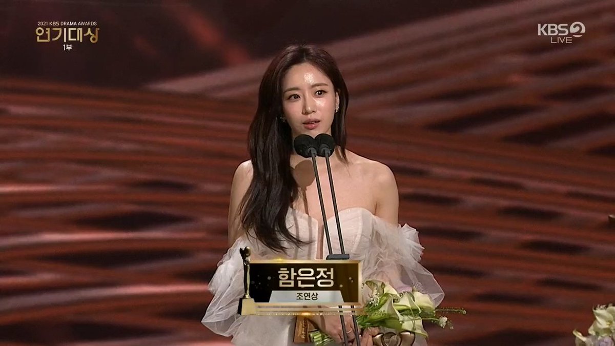 myhahmbae's tweet photo. 2021 KBS 연기대상 조연상 - 배우 함은정❤

너무너무 축하해요❤❤...나 울어 😭💙 올해 정말 고생많았어요 ㅠㅠ https://t.co/VTKszZvDme