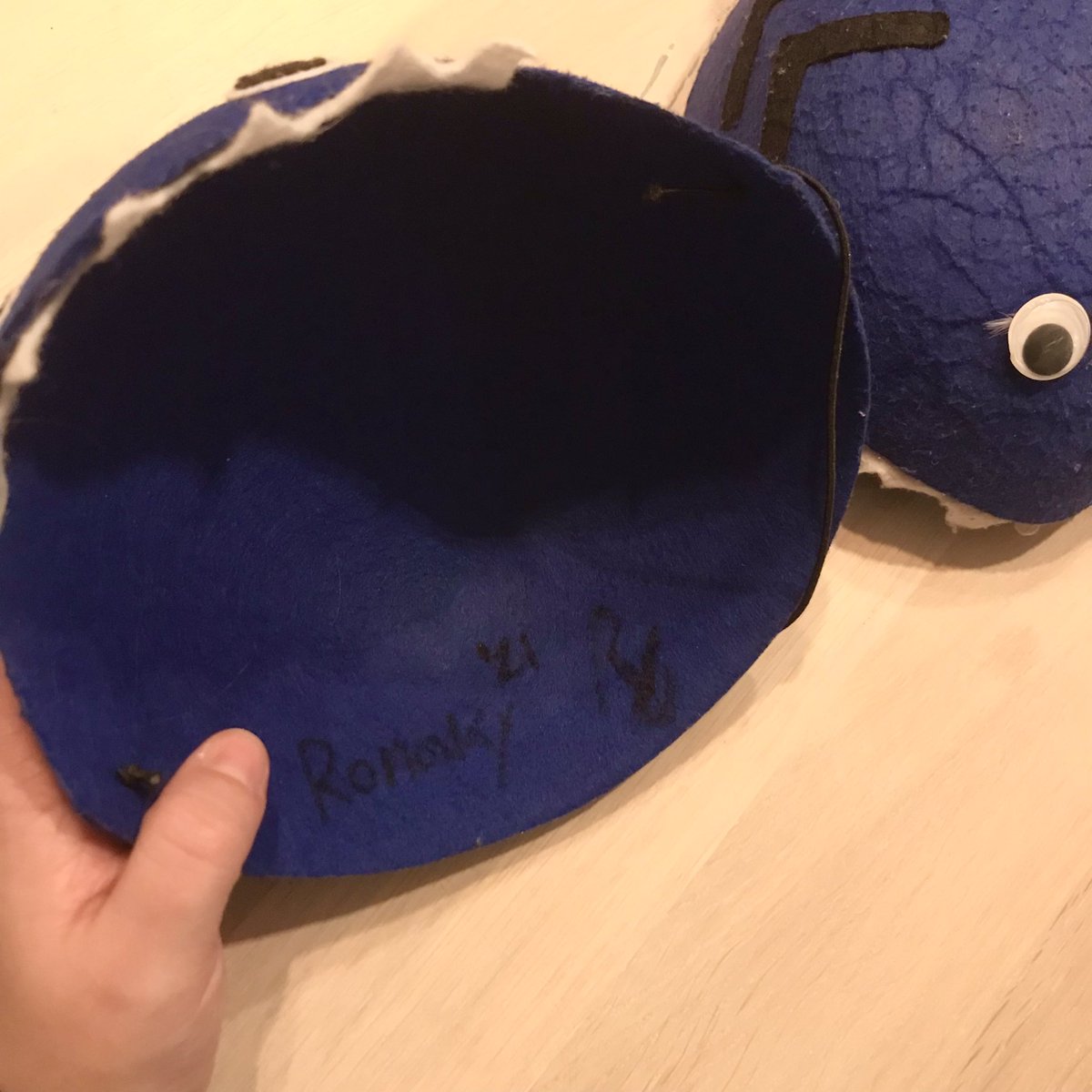 CatrineKnsgaard's tweet photo. [GIWEAWAY] 

Okay, RonakyHYPERS, this one is for you.

The New Year’s here, so @RonakyRL and I got our hands on this new RonakyHYPE Shark hat with Ronakys autograph.🦈

To enter do this:

• Follow me and Ronaky
• Tell us why you are the biggest HYPER

We find a winner 30/1-22✨ https://t.co/akc8ZN8mB1