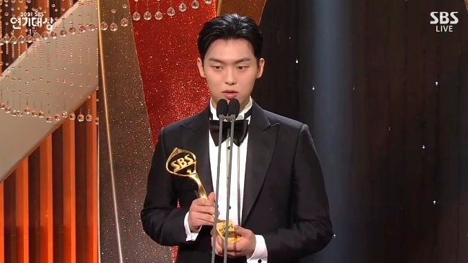 Congratulations #TaxiDriver team 🥳🏆

#KimEuiSung (Jang Sung Chul) won Best Supporting Actor 
#ChaJiYeon (Baek Sung Mi) won Best Supporting Actress
#ShimSoYoung (Madam Lim) won New Scene Stealer
#ChoiHyunWook (Park Seung Tae) won Best New Actor  

#SBSDramaAawards2021