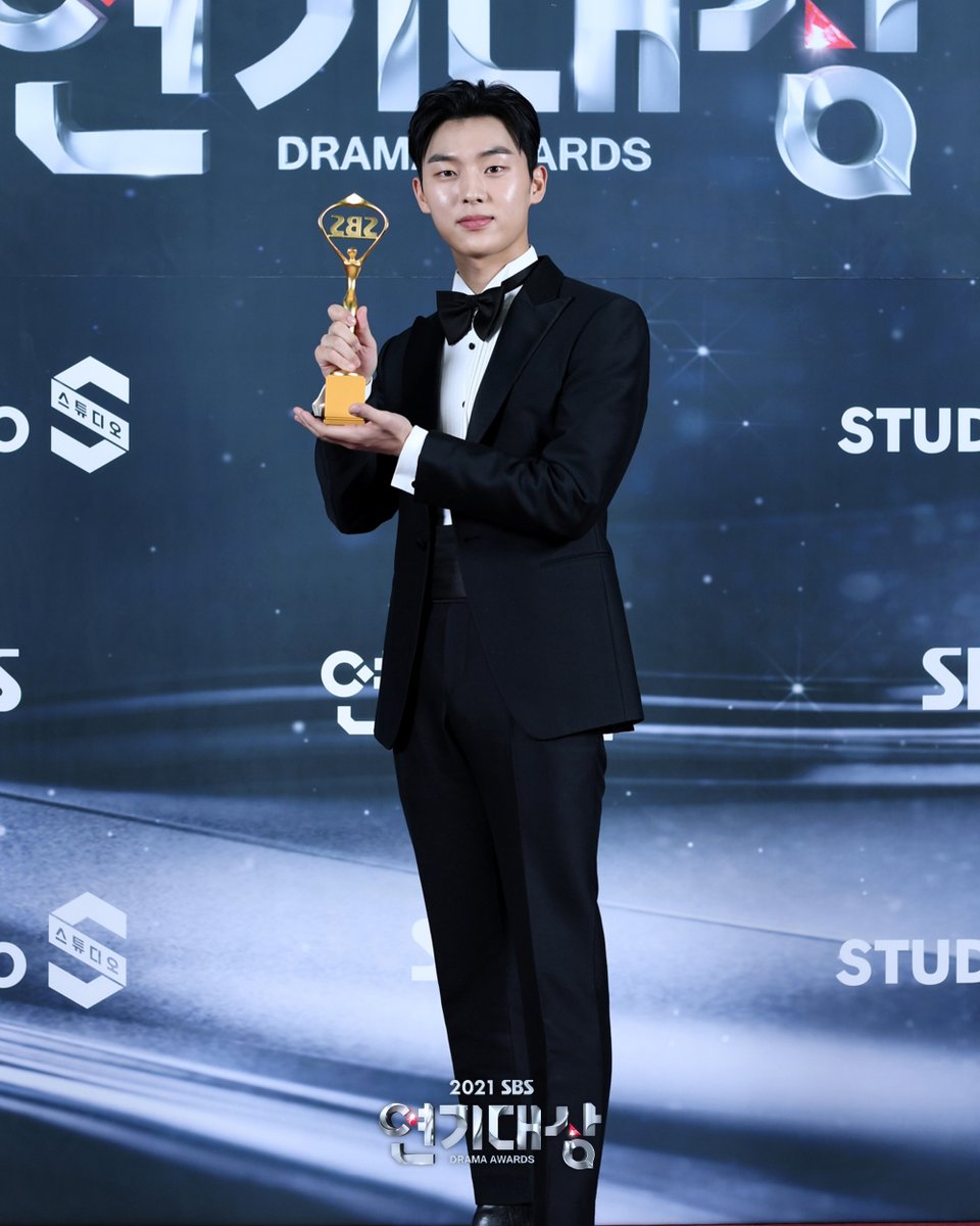 SBSNOW's tweet photo. <2021 SBS 연기대상> #신인연기상🏆 
#최현욱 #모범택시 #TaxiDriver #라켓소년단 #RacketBoys

#2021SBS연기대상 #SBSDramaAwards 
#SBS드라마 #연기대상 #2021연기대상 https://t.co/EOFVp76gCR