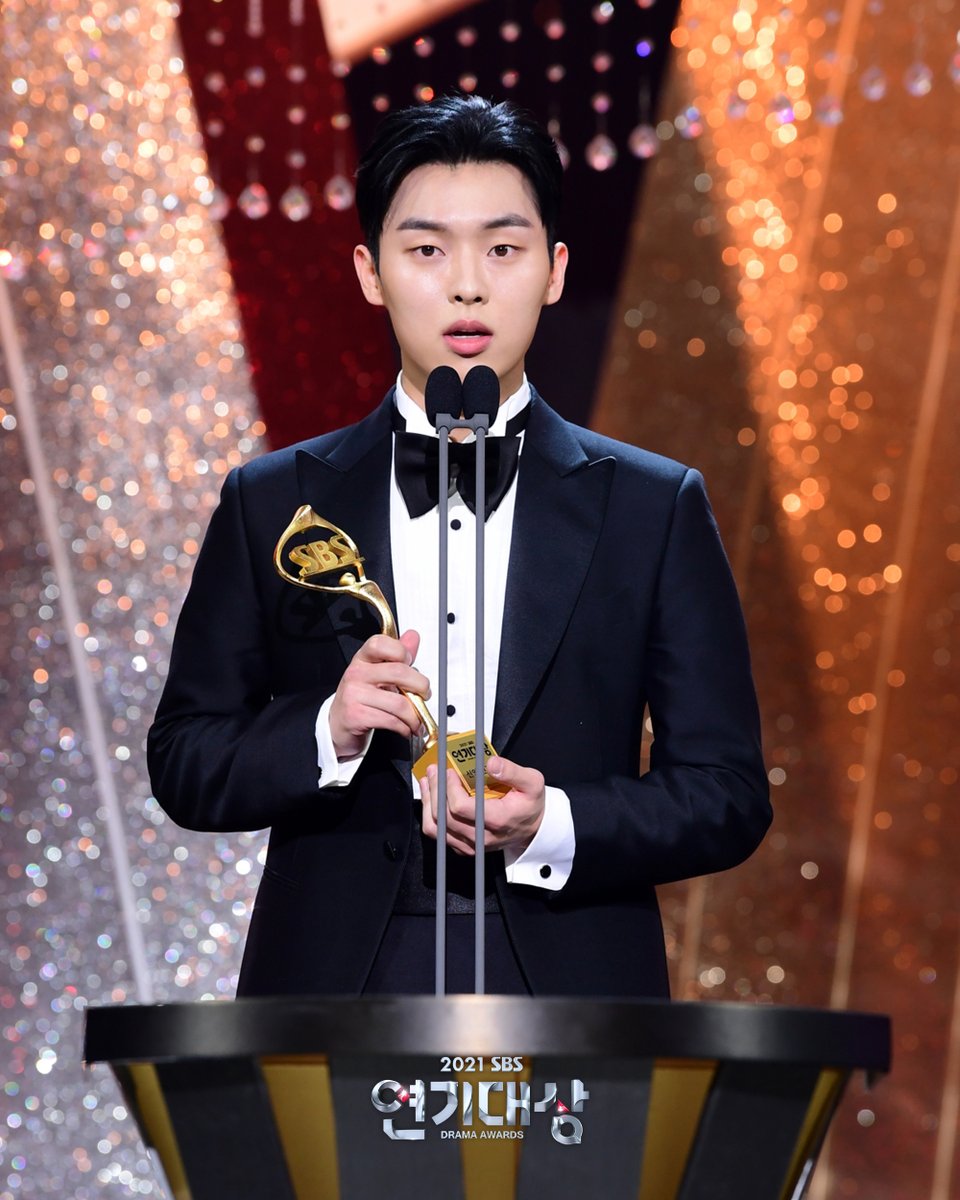 SBSNOW's tweet photo. <2021 SBS 연기대상> #신인연기상🏆 
#최현욱 #모범택시 #TaxiDriver #라켓소년단 #RacketBoys

#2021SBS연기대상 #SBSDramaAwards 
#SBS드라마 #연기대상 #2021연기대상 https://t.co/EOFVp76gCR