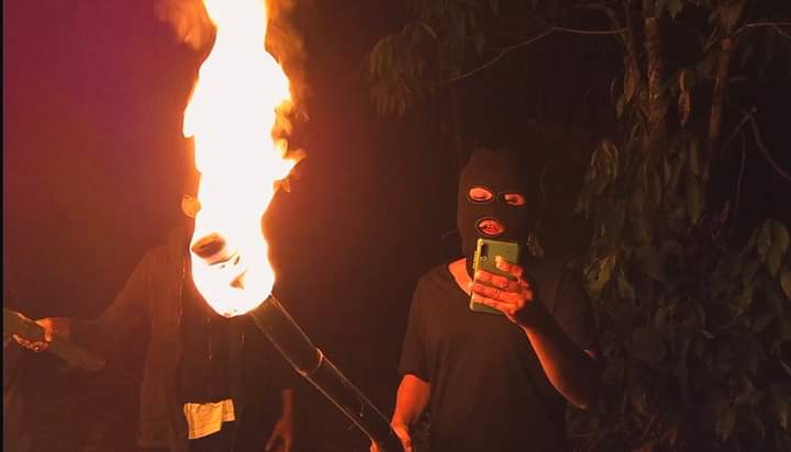 Amora043's tweet photo. Young activists in #Dawei township demonstrated with torches 🔥🔥 against the junta on the night of December 31, shouting "Federal Democracy New Year".

#Dec31Coup
#FederalDemocracyNewYear2022
#WhatsHappeningInMyanmar
tw // fire https://t.co/JsJS8H51Ka