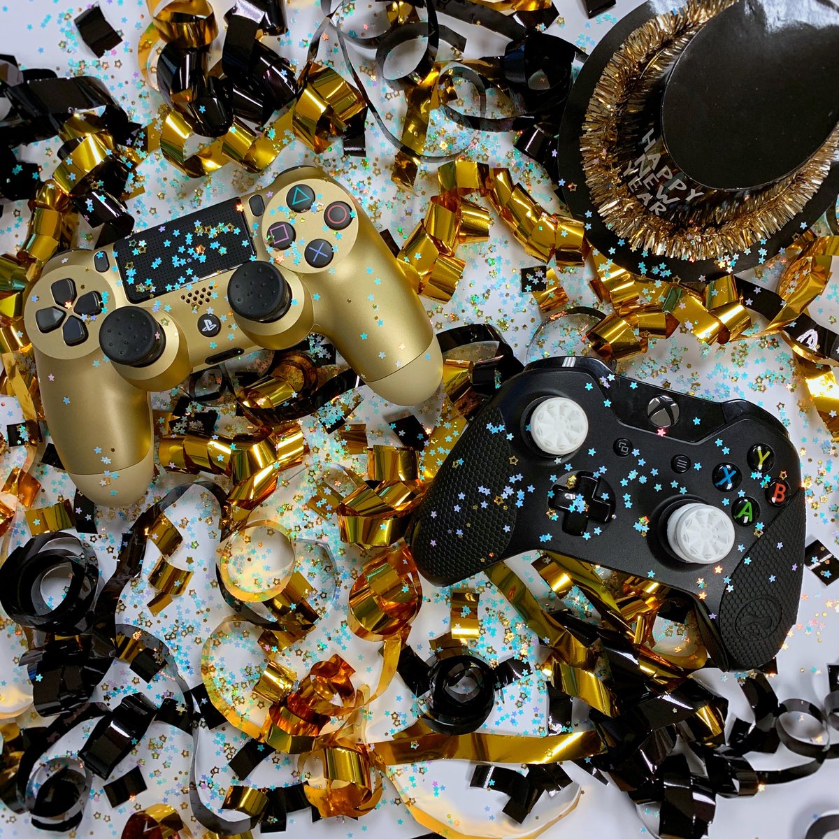 Chi gioca a capodanno gioca tutto l'anno ! 😁

Buon 2022 da KontrolFreek !! 🍾🥂🎊🎉
#capodanno2022 #KontrolFreek #SteelSeries #KontrolFreekIT