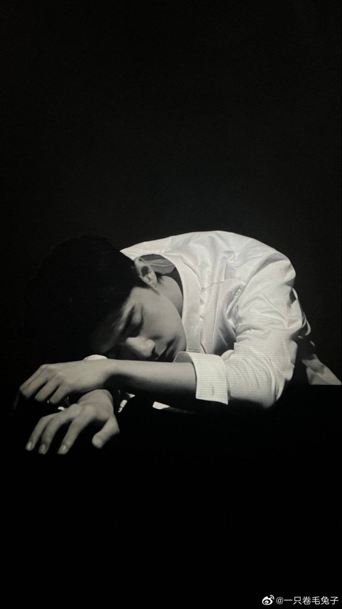 xiaofeixias_'s tweet photo. [INFO] 211231 — Además de la serie Back to black, Alexvi también les pedía que realizaran un video en el set para la serie de 15 Minutes.

Este es el clip de Xiao Zhan (15 minutos):  https://t.co/KpI5a0h43q

#肖战 #XiaoZhan #샤오잔 #เซียวจ้าน #シャオ・ジャン https://t.co/0pUBdG8FD7