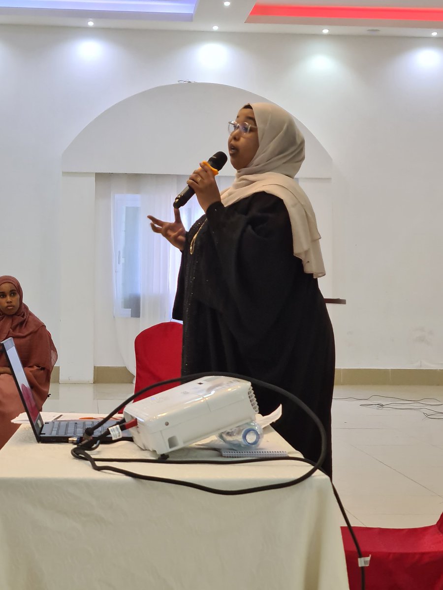 ForumXog's tweet photo. @mullaaxo  ka hadlaysa SITAAD iyo siduu kusoo bilaabmay, iyo wakhtigaas inuu Sitaadku u aha taageero iyo meel ay isku xog wareystan, meel muhiimana ugu jiray wakhtigaas.
@nuraosman_ @CigaalXamda @zainnoted @amuun_qawdhan @BahjaDualle https://t.co/4e5wsdrYXF